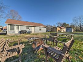 Clarksville Retreat Half Mile to Fort Campell!, villa in Oak Grove