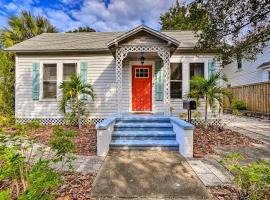 Historic Tarpon Springs Abode about 3 Mi to Beach บ้านพักในทาร์พอนสปริงส์