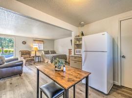 Ruidoso Downs Fritz Cabin with Covered Patio!, hotel di Ruidoso Downs