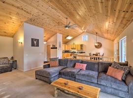 Cold Springs Mountain Retreat with 2-Level Deck, hotel econômico em Cold Springs