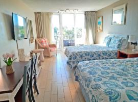Lovely Sandestin Resort Studio with Balcony and Sunset View, hotel di Destin