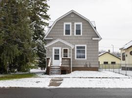4 Bedroom House by Leavetown Vacations, cottage in Superior