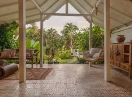 Spacious rustic Balinese villa with large pool, hotel con estacionamiento en Mengwi