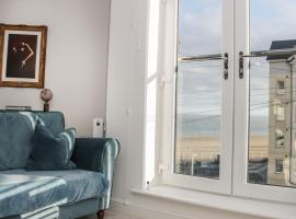 Beach House, hotel with parking in Rhos-on-Sea