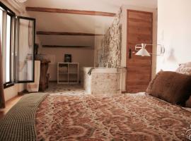 Chambre d'hôtes dans une ancienne bergerie: Les Angles Gard şehrinde bir otel
