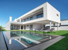 V5 Villa Emma - Luxury 5 bedroom villa in Alvor with private Pool and Jacuzzi, hotell i Alvor
