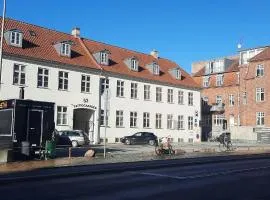 Wooden box with sleeping amenities Vindegade 53E