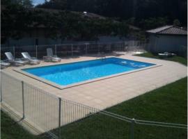 SUPERBE APPART AVEC JARDIN ET PISCINE, hotel i Cambo-les-Bains