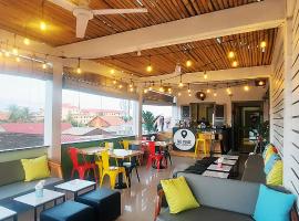 THE PLACE Hostel & Rooftop Bar, hotel in Battambang