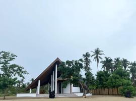 Private beachfront villa, hotelli kohteessa Roxas