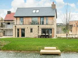 Family Friendly lakeside property in a nature reserve Skyfall OI21