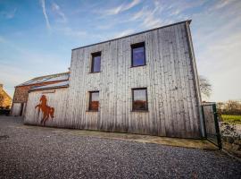 Beautiful holiday home with a unique location in the middle of nature, semesterhus i Gesves