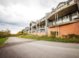 Apartment Château Castelnau on a golf course in Durbuy, hotel com piscina em Barvaux