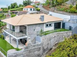 House - sleeps 3 free parking garden & jacuzzi, hôtel à Estreito da Calheta