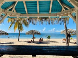Brin d'ile Anse des Rochers vue mer à 50 m de la plage et piscine