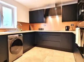 Spacious 6 Bedroom House, 4 Bathrooms, Central, 2 Parking Spaces