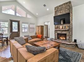 Pet-Friendly Show Low Cabin Near Hiking!, hôtel à Show Low