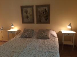 Gil's Guest Rooms, hotelli Neve Zoharissa