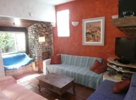 Casas de 1, 2 e 4 quartos-100m da praia- com AC-WIFI-Estac: Camburi'de bir otel