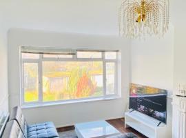 Cozy & Quiet Two Bedroom Apartment, apartamento em Chingford