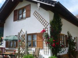 Delightful Holiday Home in Unterammergau with Terrace，翁特拉梅爾高的小屋