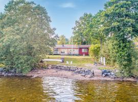 Beautiful Home In Tvrred With Lake View, hotell med parkeringsplass i Alhammar