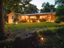 Dream home w fireplace amenities & tons of space, villa in Birmingham