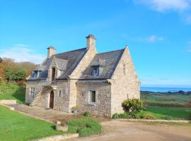 Breton granite stone house with fantastic sea views, casa rústica em Saint-Pol-de-Léon