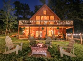 Amenity Packed A-frame Cabin With Two Bedrooms And Loft, semesterhus i Gainesville