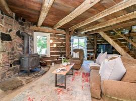 A charming, rustic 150 year old Carriage House, hotelli kohteessa Orangeville