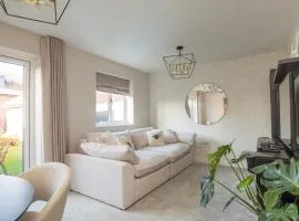 Pass the Keys Serene Home in Leafy Warfield w Private Garden