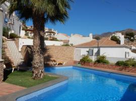 BEACH VILLA ,Nerja, Seaview, Pool, 3 bedrooms, huge terrace and garden, hotel em Nerja