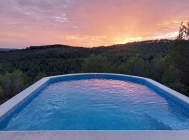 "Ca la calma" Cozy house in the mountains surrounded by forest, Cottage in La Carroña