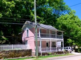 The Pink House on Main - Lower, apartment in Eureka Springs