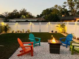 Tampa Bay Area Cottage with Gas Grill and Fire Pit!, hotel in Safety Harbor