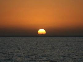 MAKTUB SUNSET COTTAGE A, hotel in Paul do Mar