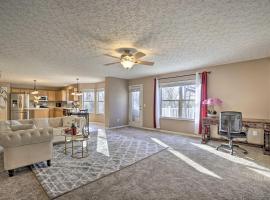 Spacious Delaware Abode with Private Backyard!，德瓦拉的飯店