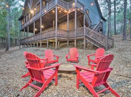 Broken Bow Cabin Deck with Hot Tub and Pool Table!、ブロークン・ボウのホテル