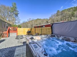 Smoky Mountain Vacation Rental with Hot Tub and Kayaks, casa vacanze a Whittier