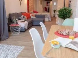 NB - Cozy loft steps from City of Arts & Sciences