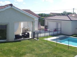 Petit nid douillet, h&ocirc;tel avec piscine &agrave; Reventin-Vaugris