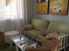 Cozy ,artistic cottage in a garden setting close to the beach and hiking trails., מלון בפאוול ריבר