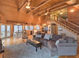 Charming Cabin with Hot Tub, Fire Pit and Views!, hotel with parking in Jasper