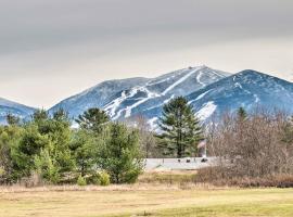 Cozy New Hampshire Cottage with Deck!, Hotel in Franconia