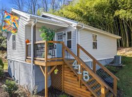 The Bamboo Bungalow, casa vacanze a Hendersonville