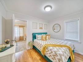 Beautiful Modern home with all year use HOT TUB, Pool table, Game room, & Propane fire pit!!, hotel with hot tubs in Ferndale