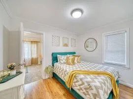Beautiful Modern home with all year use HOT TUB, Pool table, Game room, & Propane fire pit!!