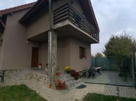 Vila primitoare in apropiere de aeroport, casa de campo em Ghiroda