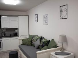 CHRIS Apartment, hotel with parking in Dalovice