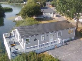 Chichester Lakeside Holiday Park Lakefront Lodge: Merston şehrinde bir villa